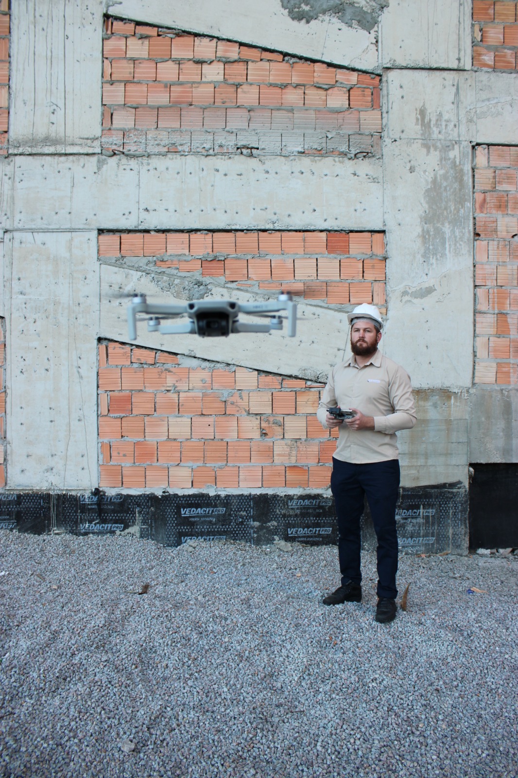 Julian Mulder com drone em obra